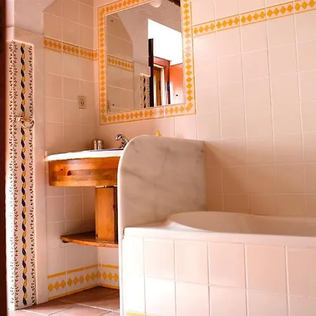 Charming House In With Shared Pool Dom wakacyjny Porto de Mós