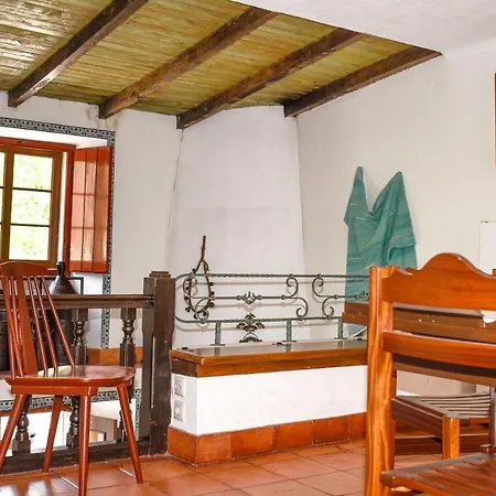 Dom wakacyjny Charming House In With Shared Pool