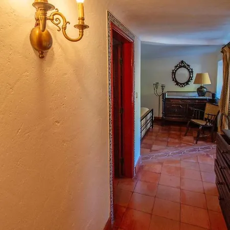 Dom wakacyjny Charming House In With Shared Pool Porto de Mós