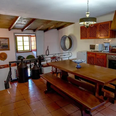 Charming House In With Shared Pool Dom wakacyjny Porto de Mós