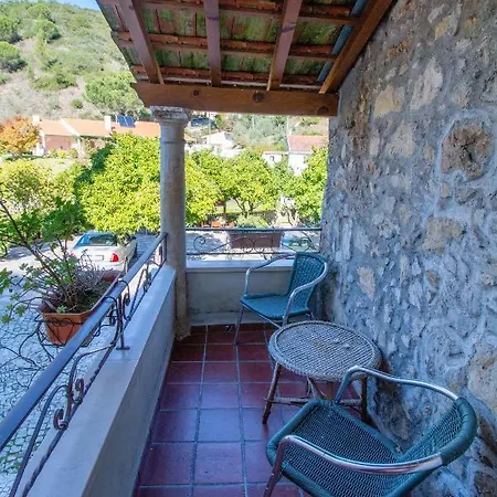 Dom wakacyjny Charming House In With Shared Pool Porto de Mós